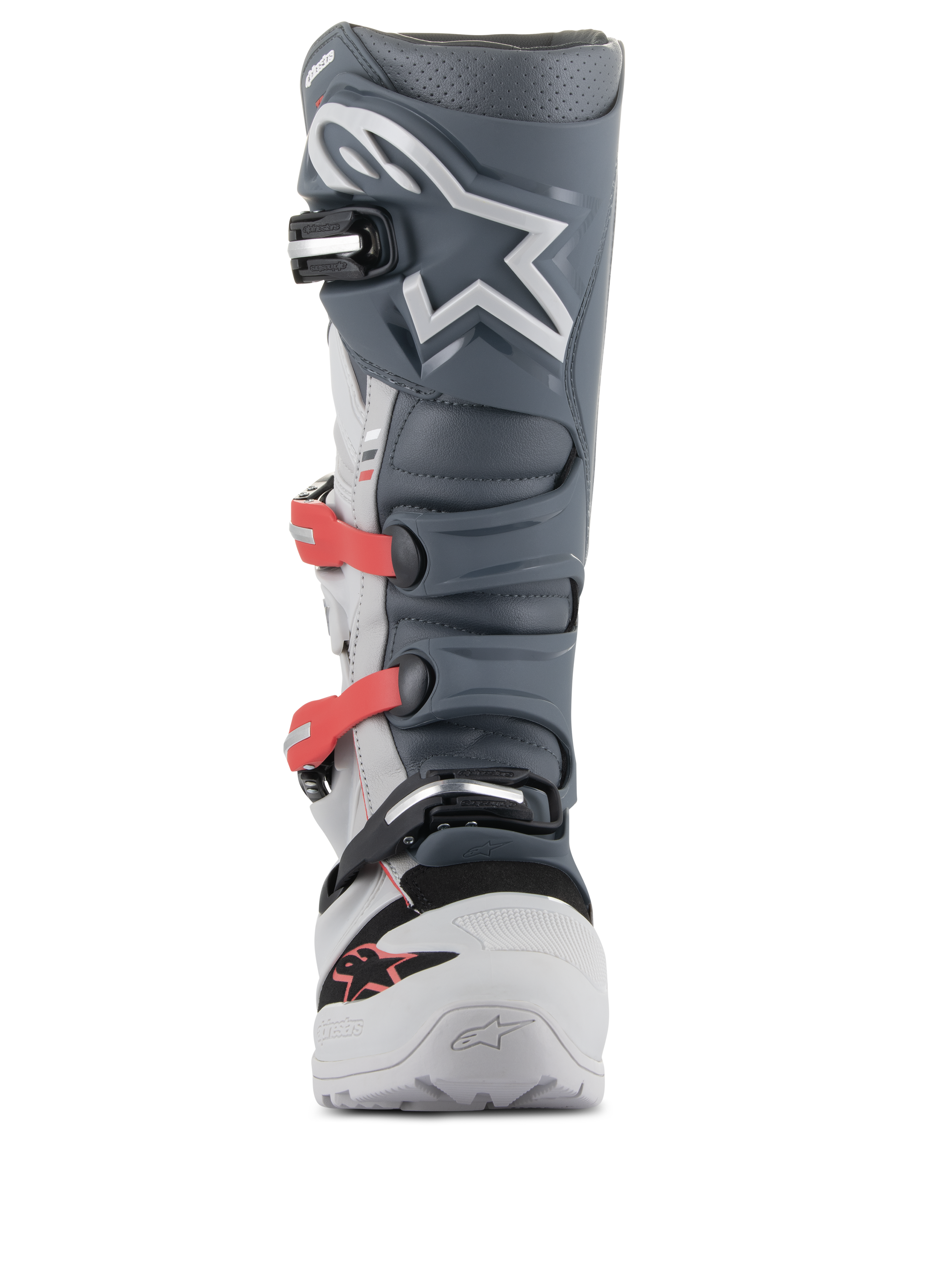 Stivali Alpinestars Tech 7 Enduro, stivali da motocross ed enduro, grigio chiaro, grigio scuro e rosso acceso, vista frontale con sistema di fibbie avanzato con cinturini rossi, placca tibiale in TPU grigio scuro con logo a stella bianco e struttura resistente in grigio chiaro.