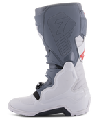 Stivali Alpinestars Tech 7 Enduro, Grigio Chiaro, Grigio Scuro e Rosso Brillante, vista laterale di profilo, con pannelli protettivi in TPU, innovativo sistema di chiusura a fibbia e suola in mescola robusta per prestazioni fuoristrada