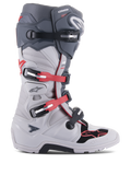 Alpinestars Tech 7 Enduro Boots, stivali da moto fuoristrada, grigio chiaro e grigio scuro con dettagli rosso acceso, vista laterale con sistema di chiusura a fibbie multiple, perno biomeccanico per la stabilità, pannelli protettivi in TPU rinforzato, suola robusta specifica per enduro, attrezzatura ad alte prestazioni per motocross e trail