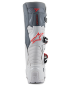 Alpinestars stivali Tech 7 Enduro, vista posteriore, grigio chiaro e grigio scuro con accenti rosso vivace, tallone rinforzato con marchio 'TECH SERIES', logo a stella rosso e sistema di chiusura a fibbia resistente
