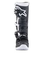 Stivali Alpinestars Tech 7 Enduro Drystar®, stivali da moto Enduro, nero e bianco, con un grande logo Alpinestars bianco sulla placca tibiale, sistema di chiusura a quattro fibbie e suola bianca robusta, progettati per prestazioni fuoristrada