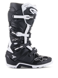Alpinestars Tech 7 Enduro Drystar, stivali da moto enduro e fuoristrada, nero e bianco, sistema di chiusura a quattro fibbie, logo membrana impermeabile Drystar, suola robusta per grip off-road, pannelli protettivi in TPU con loghi Alpinestars