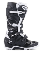 Alpinestars Tech 7 Enduro Drystar, stivali da moto enduro e fuoristrada, nero e bianco, sistema di chiusura a quattro fibbie, logo membrana impermeabile Drystar, suola robusta per grip off-road, pannelli protettivi in TPU con loghi Alpinestars