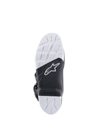 Stivali Alpinestars Tech 7 Enduro Drystar®, dettaglio suola, mescola di gomma a doppia densità bianca e nera ad alta aderenza, logo Alpinestars e inserto pedana sostituibile, progettata per trazione off-road ed enduro.