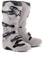 Stivali Alpinestars Tech 7 Enduro Drystar®, stivali da enduro off-road, grigio sabbia, dotati di quattro chiusure a fibbia nere, membrana impermeabile, placca tibiale in TPU e suola robusta per motocross ed enduro