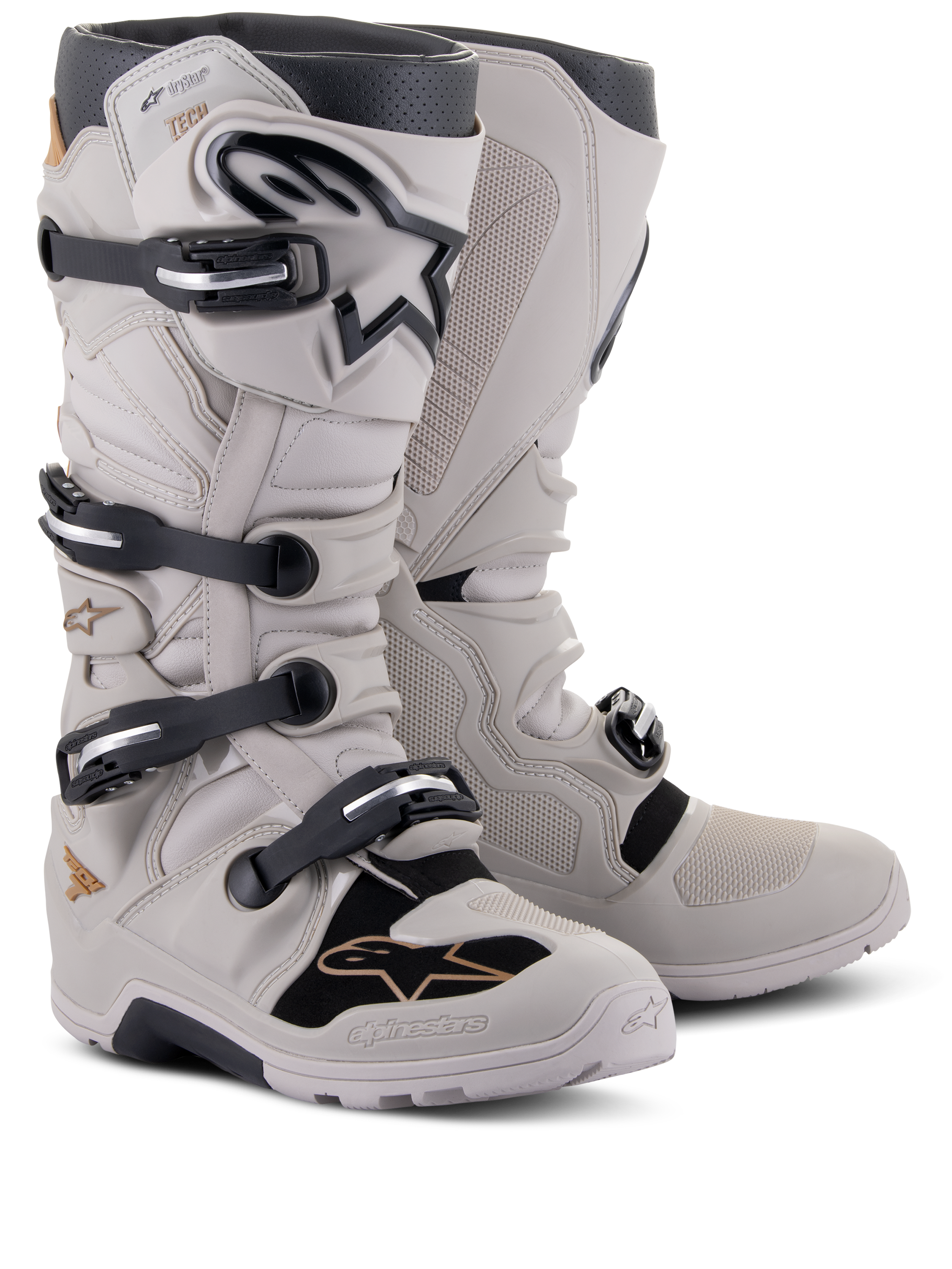 Stivali Alpinestars Tech 7 Enduro Drystar®, stivali da enduro off-road, grigio sabbia, dotati di quattro chiusure a fibbia nere, membrana impermeabile, placca tibiale in TPU e suola robusta per motocross ed enduro