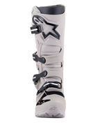 Stivali Alpinestars Tech 7 Enduro Drystar®, stivali da moto per enduro e fuoristrada, Gray Sand, grigio chiaro con dettagli e logo neri, dotati di sistema di chiusura a quattro fibbie, piastra tibiale rinforzata e design robusto per prestazioni in ogni condizione climatica