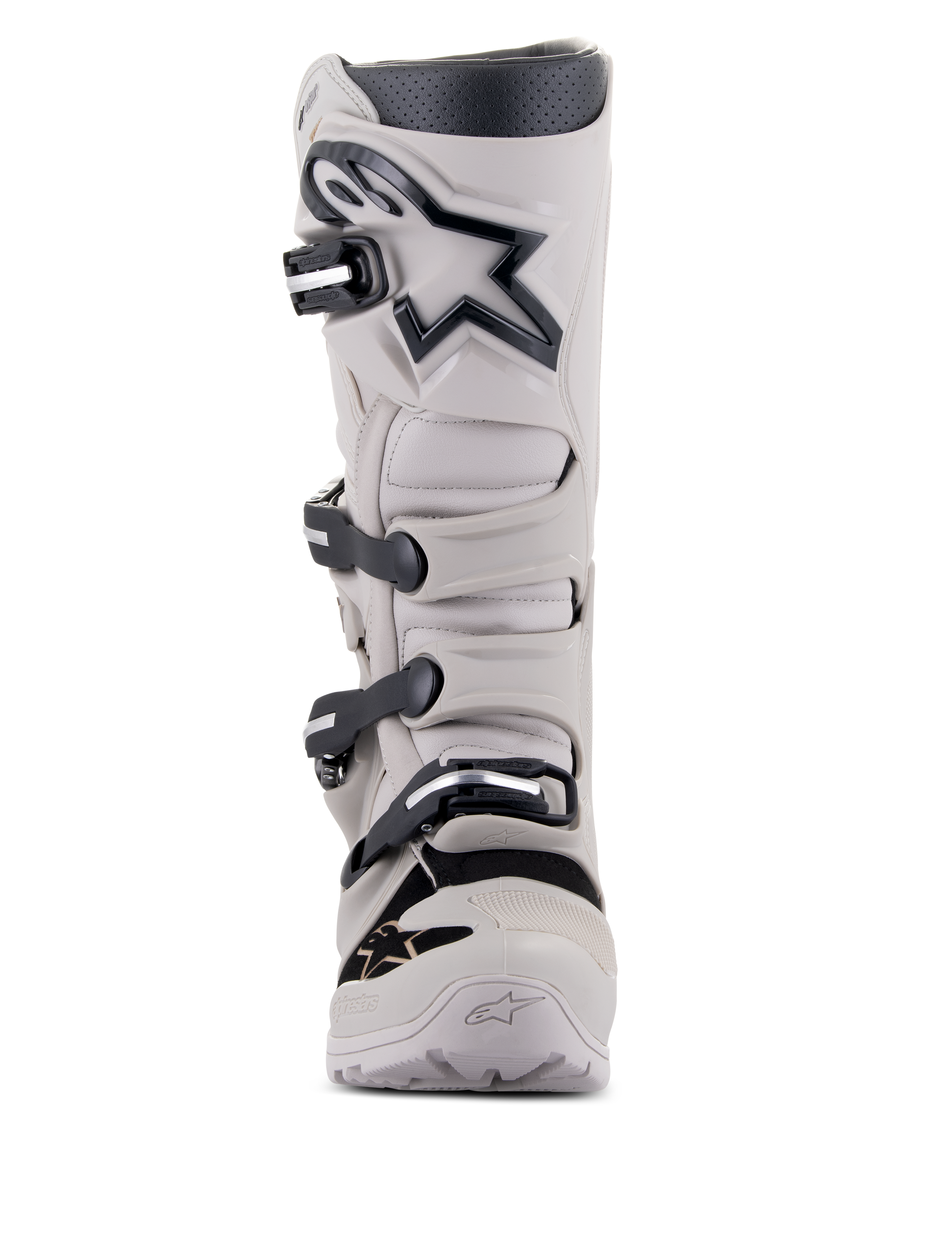 Stivali Alpinestars Tech 7 Enduro Drystar®, stivali da moto per enduro e fuoristrada, Gray Sand, grigio chiaro con dettagli e logo neri, dotati di sistema di chiusura a quattro fibbie, piastra tibiale rinforzata e design robusto per prestazioni in ogni condizione climatica