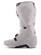 Stivali Alpinestars Tech 7 Enduro Drystar® in Grigio Sabbia, vista laterale mediale che mostra i pannelli di presa con trama a nido d'ape, costruzione in TPU grigio chiaro e microfibra, suola esterna nera e membrana impermeabile per prestazioni fuoristrada