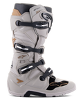 Alpinestars Tech 7 Enduro Drystar Boots, stivali da moto enduro impermeabili, grigio sabbia e nero con dettagli oro, sistema di chiusura a quattro fibbie, piastre di protezione in TPU, suola robusta per aderenza off-road