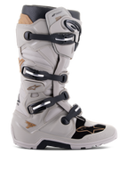 Alpinestars Tech 7 Enduro Drystar Boots, stivali da moto enduro impermeabili, grigio sabbia e nero con dettagli oro, sistema di chiusura a quattro fibbie, piastre di protezione in TPU, suola robusta per aderenza off-road