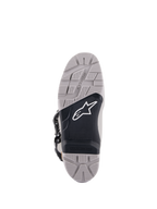 Stivali Alpinestars Tech 7 Enduro Drystar®, vista della suola, grigio e nero, battistrada ad alta aderenza con pannello centrale nero testurizzato, logo Astar bianco, dotato di inserto sostituibile per durata e trazione nella guida enduro