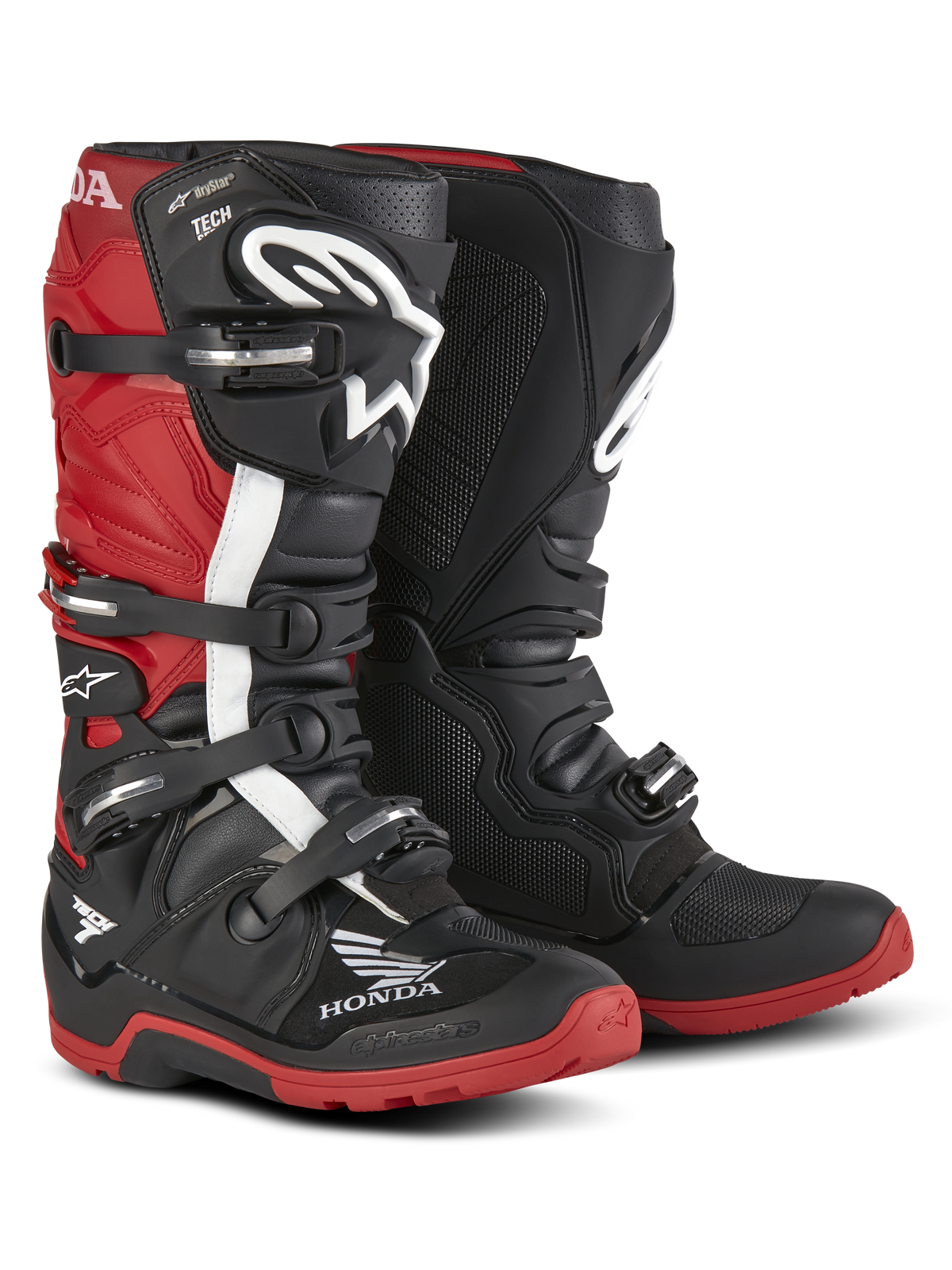Stivali Alpinestars Honda Tech 7 Enduro Drystar®, stivali da moto per enduro, nero e rosso acceso, vista frontale a tre quarti con sistema di chiusura a quattro fibbie, placche parastinchi protettive e suole rosse ad alta aderenza con loghi Honda e Alpinestars.