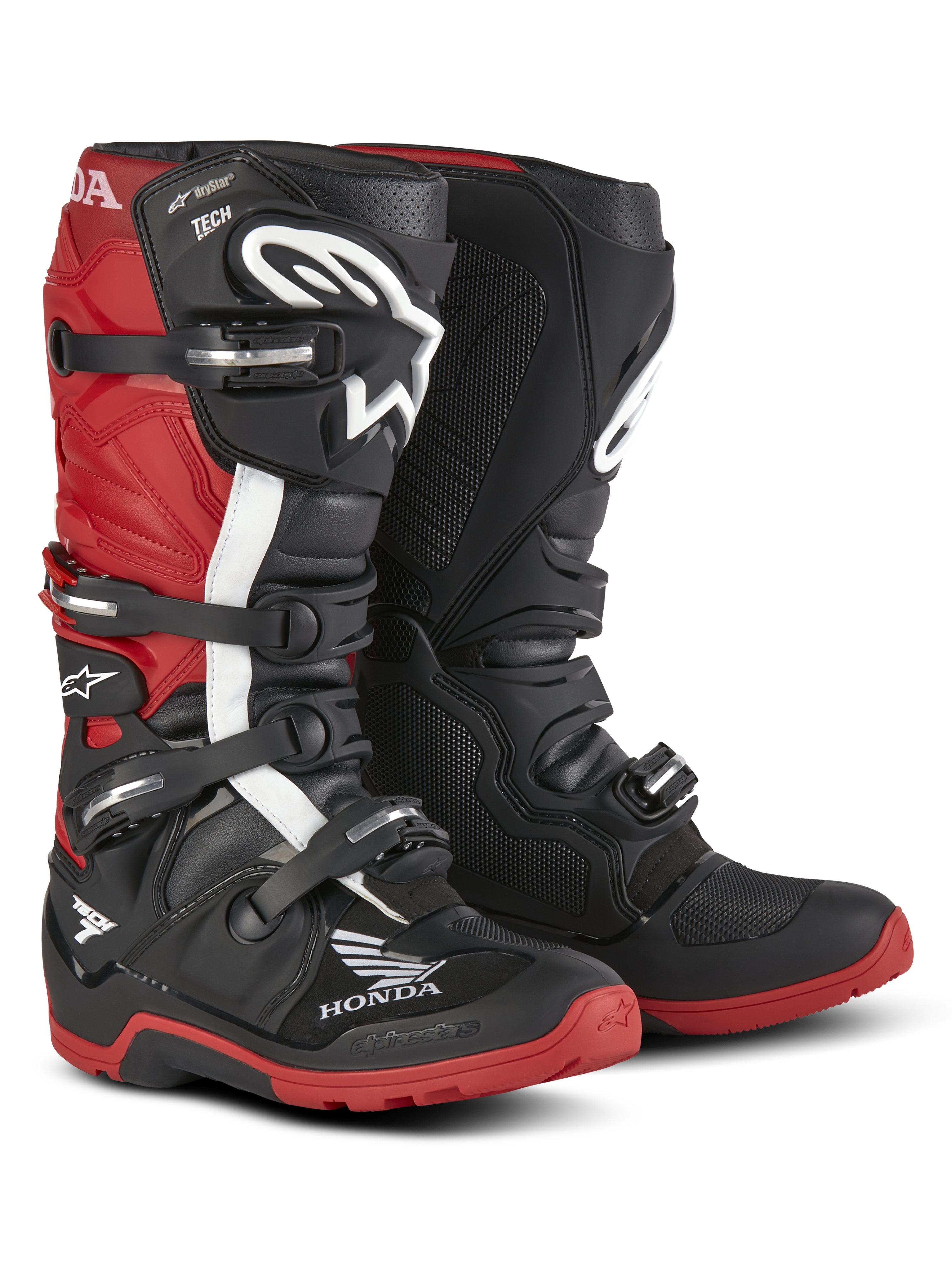 Stivali Alpinestars Honda Tech 7 Enduro Drystar®, stivali da moto per enduro, nero e rosso acceso, vista frontale a tre quarti con sistema di chiusura a quattro fibbie, placche parastinchi protettive e suole rosse ad alta aderenza con loghi Honda e Alpinestars.