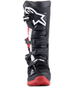 Stivali Alpinestars Honda Tech 7 Enduro Drystar, nero e rosso brillante, vista frontale con sistema di chiusura a fibbie multiple, grande logo a stella bianco sulla tibia e suola rossa con marchio Honda, stivali da moto fuoristrada impermeabili