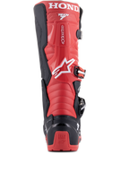 Stivali Alpinestars Honda Tech 7 Enduro Drystar®, nero e rosso brillante, vista posteriore con prominente marchio HONDA sul polpaccio superiore, protezione del tallone in TPU con logo Tech Series e sistema di chiusura sicura a fibbie