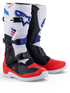 Alpinestars Tech 3, stivali da motocross bianchi e rosso brillante con dettagli blu scuro e chiusure a tripla fibbia, mostrati in coppia