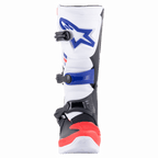 Stivali Alpinestars Tech 3, stivali da motocross, bianco, rosso acceso e blu scuro, vista frontale che mostra la piastra parastinchi protettiva in TPU con logo blu, il sistema di chiusura a tre fibbie e la punta rossa rinforzata