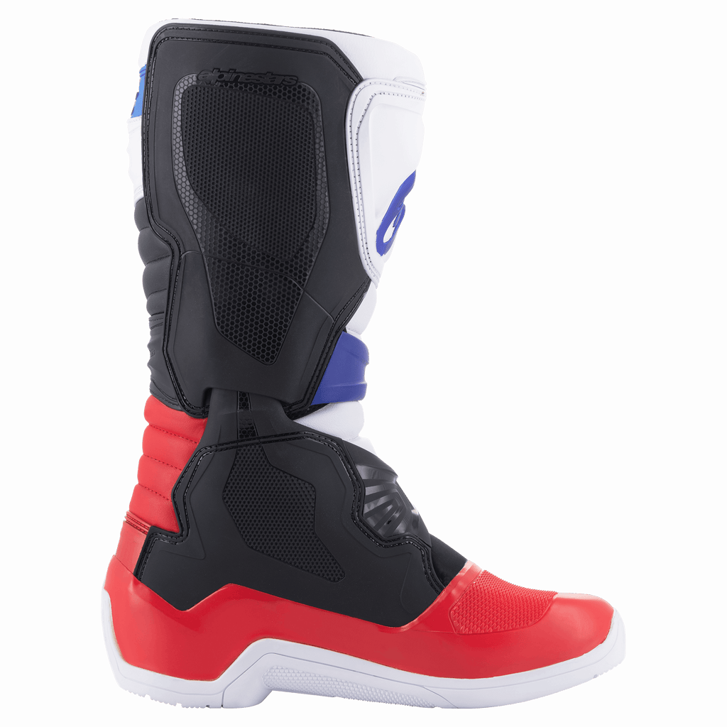 Alpinestars Tech 3 Boots, stivali da motocross, bianco, rosso acceso e blu scuro, vista laterale di profilo che evidenzia la piastra tibiale in TPU e la costruzione protettiva, materiale sintetico resistente per la guida fuoristrada