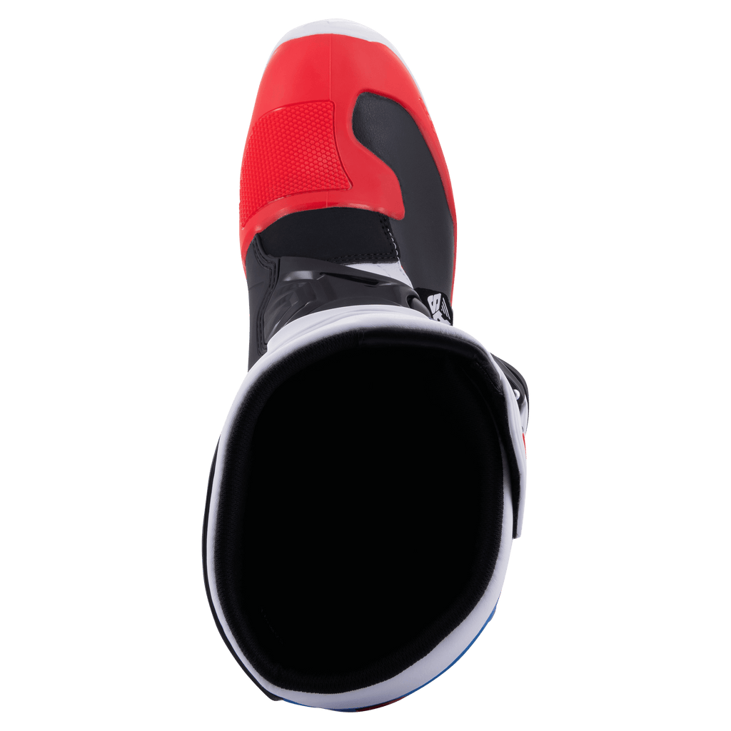 Stivali Alpinestars Tech 3, stivali da motocross, bianco, rosso acceso e blu scuro, vista dall'alto dell'apertura dello stivale, caratterizzati da punta rossa e fodera interna nera, struttura in microfibra leggera e TPU per gare fuoristrada