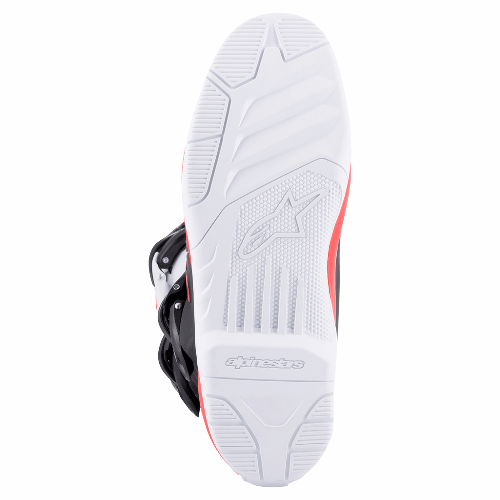 Alpinestars Tech 3 Boots, Bianco, Rosso Brillante e Blu Scuro, primo piano della suola in gomma bianca ad alta aderenza con battistrada testurizzato e logo inciso, progettati per prestazioni motocross e fuoristrada.