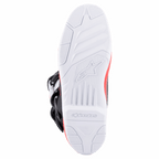 Alpinestars Tech 3 Boots, Bianco, Rosso Brillante e Blu Scuro, primo piano della suola in gomma bianca ad alta aderenza con battistrada testurizzato e logo inciso, progettati per prestazioni motocross e fuoristrada.