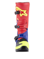 Stivali Alpinestars Tech 3, stivali da motocross, rosso brillante, blu scuro e giallo fluo, vista frontale che mostra il sistema di chiusura a tre fibbie, placca tibiale in TPU con logo a stella giallo e guscio del piede protettivo a doppia mescola
