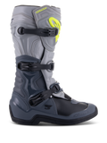 Stivali Alpinestars Tech 3, stivali da motocross, grigio scuro, grigio chiaro e nero, vista laterale con tre fibbie in polimero nero, pannelli di protezione in TPU e logo Alpinestars giallo brillante sulla parte superiore dello stinco