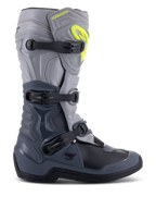 Stivali Alpinestars Tech 3, stivali da motocross, grigio scuro, grigio chiaro e nero, vista laterale con tre fibbie in polimero nero, pannelli di protezione in TPU e logo Alpinestars giallo brillante sulla parte superiore dello stinco