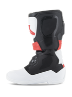 Stivali Alpinestars Youth Tech 3S, stivali da motocross, bianco, nero e rosso brillante, vista laterale, con pannelli protettivi in TPU resistenti e tomaia in microfibra, suola e punta bianche con sezione del polpaccio nera e dettagli rosso brillante, calzatura protettiva da fuoristrada per giovani piloti