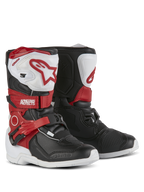 Stivali Alpinestars Kids Tech 3S, stivali da motocross, bianco, nero e rosso acceso, con piastre parastinchi in TPU, cinturini rossi con logo Alpinestars, chiusura a fibbia e suole bianche resistenti.