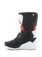 Stivali Alpinestars Kids Tech 3S, stivali da motocross, bianco, nero e rosso brillante, profilo laterale con pannelli protettivi in TPU, punta e tallone rinforzati e design della lama laterale testurizzata per corse fuoristrada.