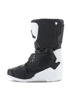 Alpinestars Kids Tech 3S Boots, stivali da motocross, bianco e nero, vista laterale di profilo che evidenzia le piastre protettive in TPU, robusta costruzione in microfibra e design multi-pannello per giovani piloti di motocross