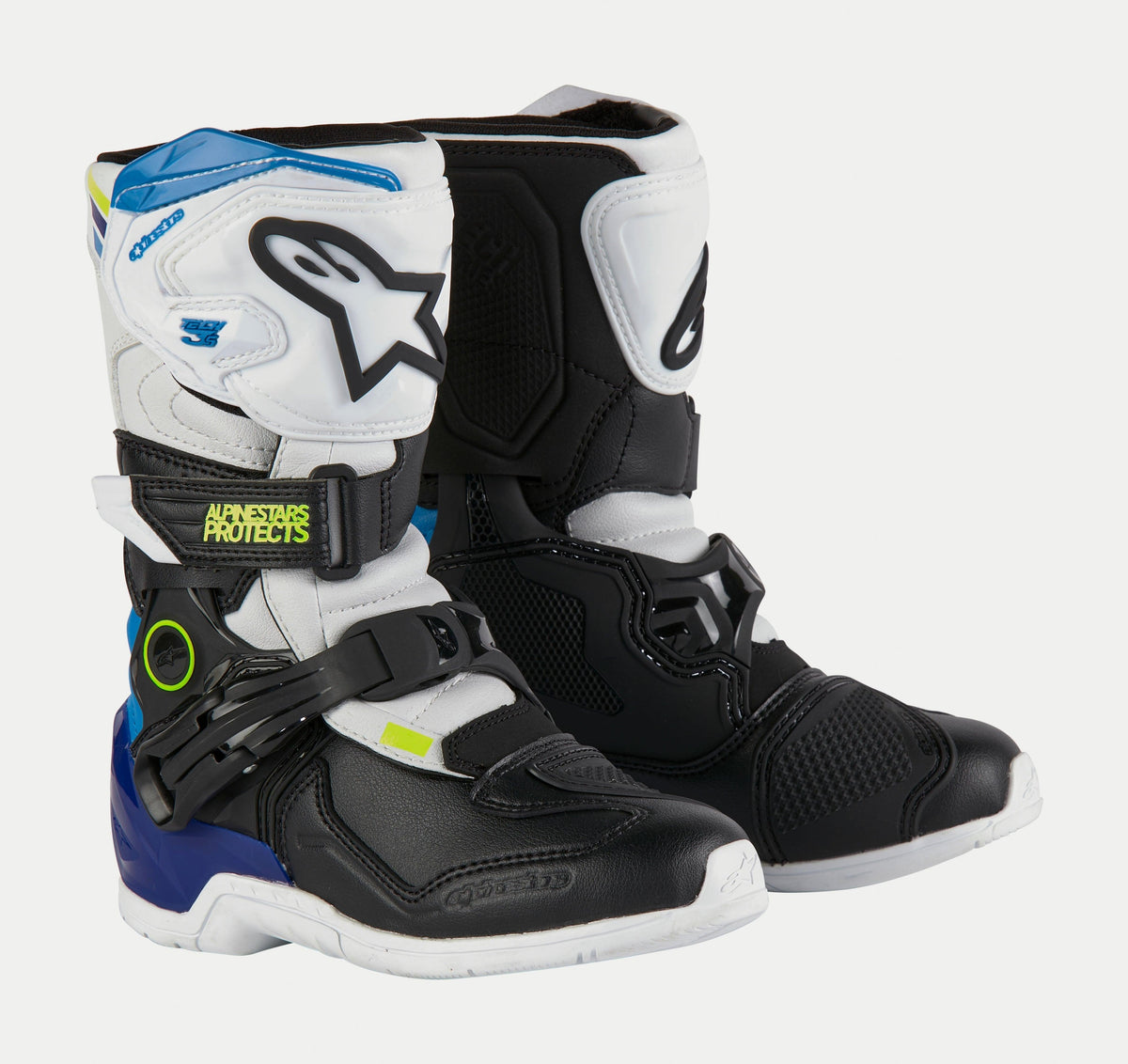 Alpinestars Kids Tech 3S Boots, stivali da motocross per ragazzi, bianco, nero e blu enamel, con pannelli protettivi bianchi e neri, accenti blu sul tallone e sulla parte superiore, branding giallo neon e sistema di chiusura a fibbia sicuro.