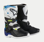 Alpinestars Kids Tech 3S Boots, stivali da motocross per ragazzi, bianco, nero e blu enamel, con pannelli protettivi bianchi e neri, accenti blu sul tallone e sulla parte superiore, branding giallo neon e sistema di chiusura a fibbia sicuro.