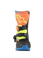 Stivali Alpinestars Kids Tech 3S, stivali da motocross, arancione fluo, blu enamel e giallo fluo, vista frontale con piastra tibiale arancione e logo a stella giallo, chiusure con fibbie nere e suola blu, calzatura protettiva da fuoristrada per giovani piloti