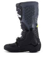 Stivali Alpinestars Tech 5, stivali da motocross, nero e grigio freddo con accenti giallo fluo, profilo laterale che mostra la struttura alta multi-pannello, sistema di chiusura con fibbie e piastra tibiale testurizzata con logo in rilievo, calzature da gara off-road