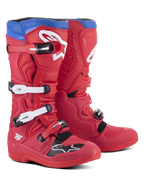 Stivali Alpinestars Tech 5, stivali da motocross, rosso brillante e blu Alpine, con quattro fibbie bianche regolabili, logo Alpinestars bianco sulla tibia e sulla punta, bordo superiore blu e pannelli protettivi neri, progettati per prestazioni e durata nel fuoristrada