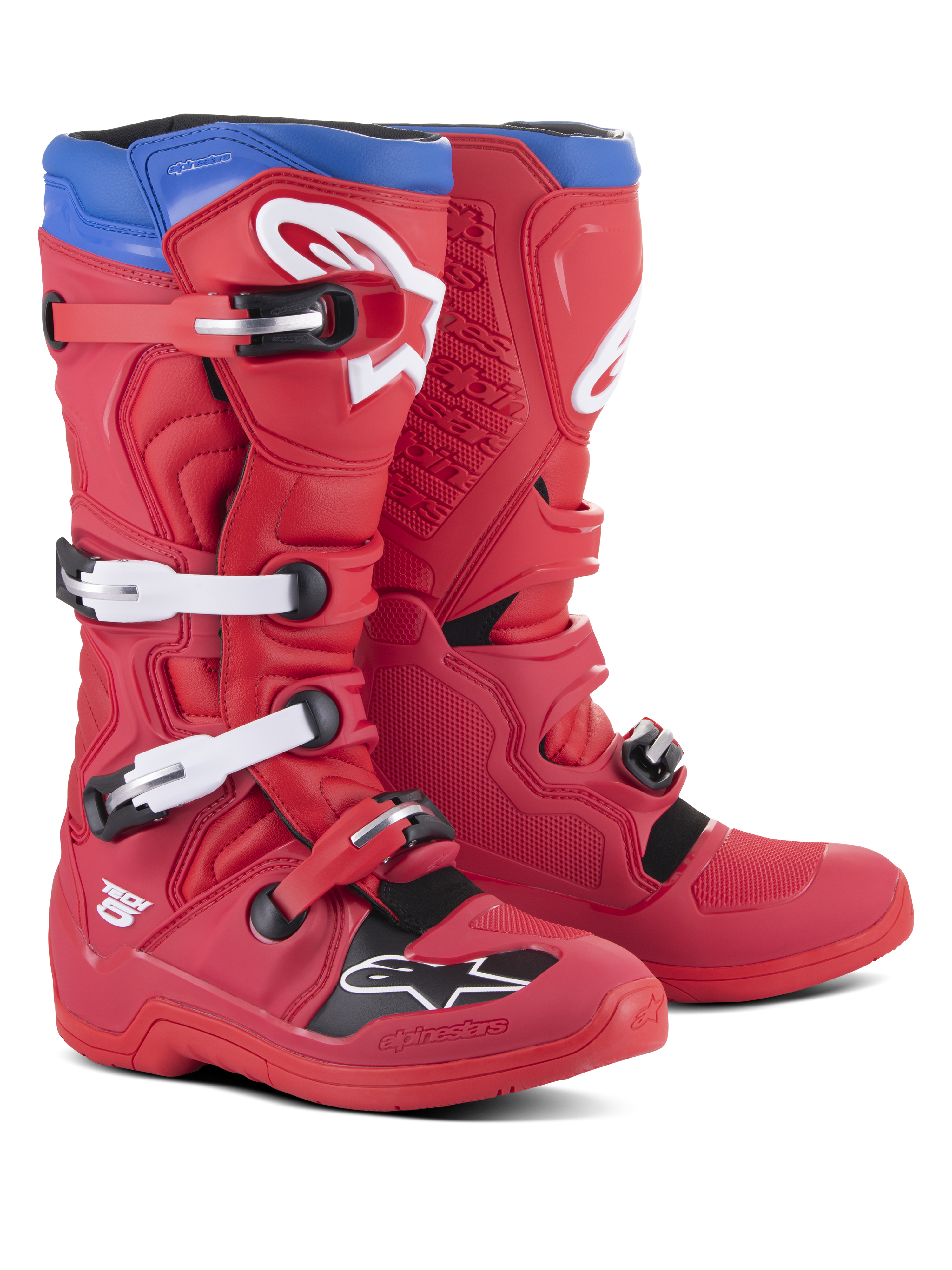 Stivali Alpinestars Tech 5, stivali da motocross, rosso brillante e blu Alpine, con quattro fibbie bianche regolabili, logo Alpinestars bianco sulla tibia e sulla punta, bordo superiore blu e pannelli protettivi neri, progettati per prestazioni e durata nel fuoristrada