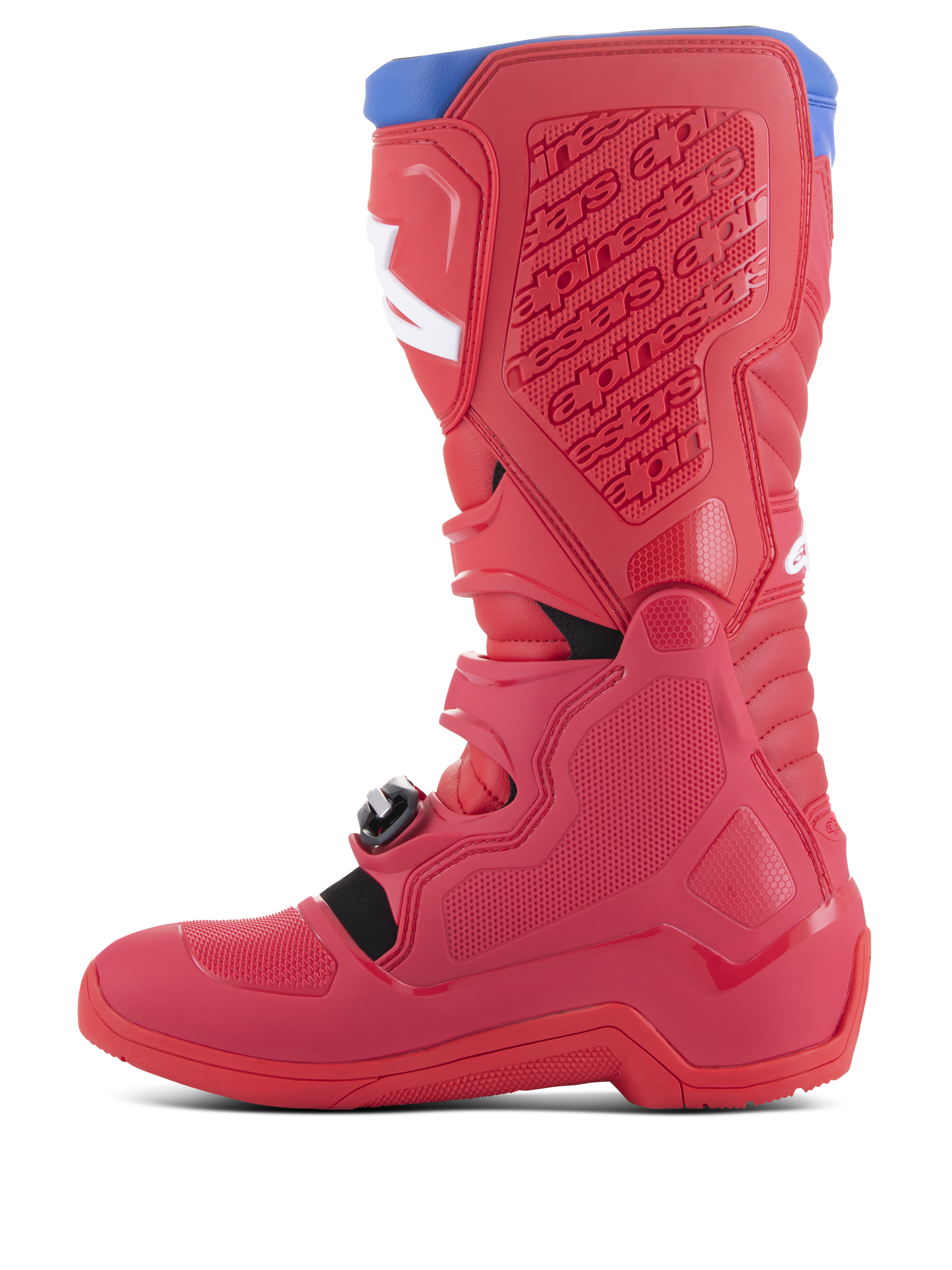 Stivali Alpinestars Tech 5, stivali da motocross, rosso acceso e rosso scuro con accenti Alpine Blue, vista laterale con costruzione multi-pannello, piastre protettive in polimero, loghi bianchi e sistema di fibbie per guida off-road