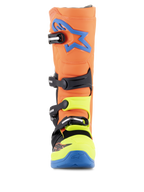 Alpinestars Tech 5 Boots, stivali da motocross, arancione fluo, blu e giallo fluo, vista frontale con sistema di chiusura a quattro fibbie, logo Alpinestars blu sulla tibia e dettagli giallo neon su punta e fibbie.