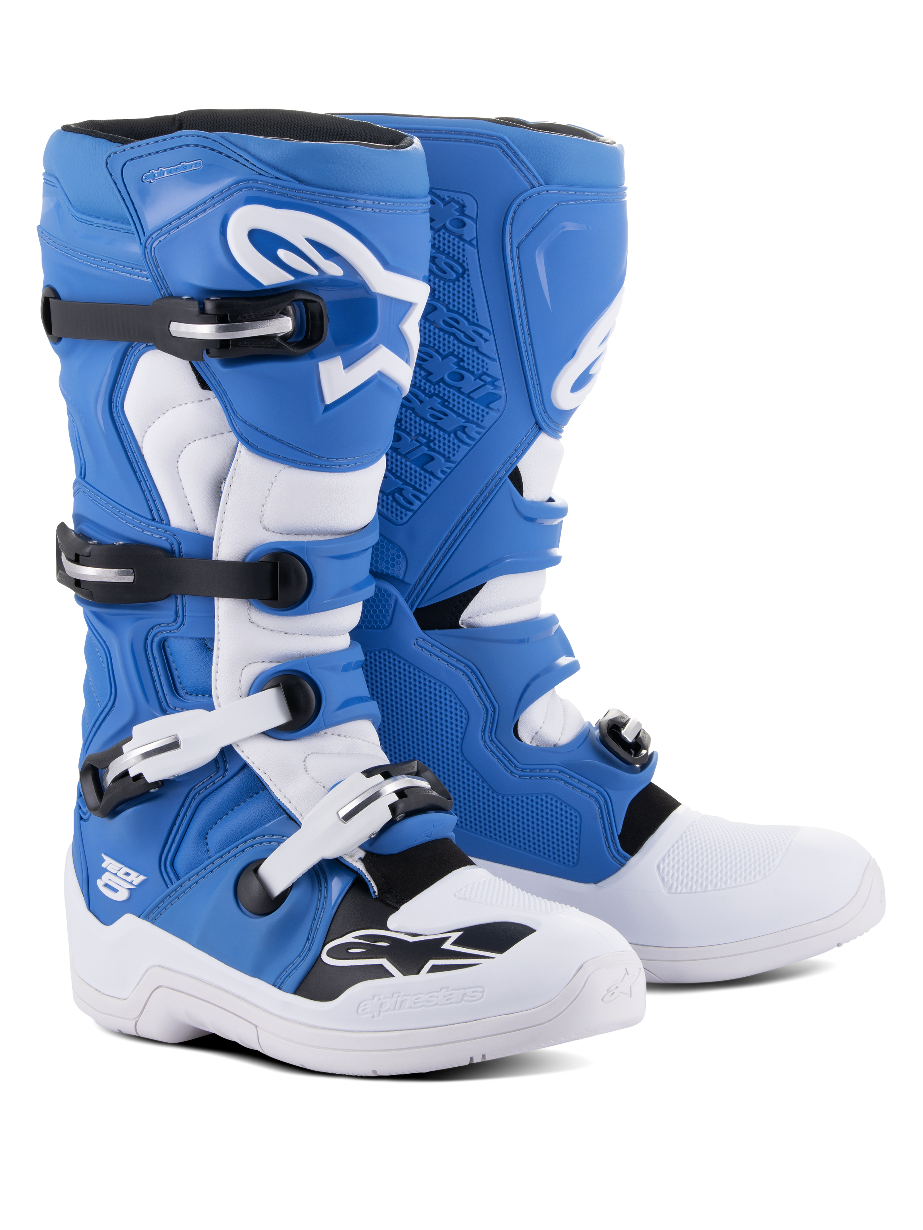 Stivali Alpinestars Tech 5, stivali da motocross e off-road, blu e bianco, costruzione multi-materiale con quattro fibbie bianche e nere, piastra tibiale bianca con grande logo Astars e suola bianca resistente.
