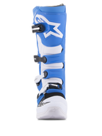 Stivali Alpinestars Tech 5, stivali da motocross, blu e bianco, vista frontale, dotati di sistema di chiusura a quattro fibbie, logo Alpinestars a stella bianco sulla placca tibiale blu e telaio in microfibra resistente con punta bianca rinforzata.