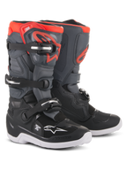 Stivali Alpinestars Youth Tech 7S, stivali da motocross, nero, grigio scuro e rosso fluorescente, con sistema di chiusura a quattro fibbie, piastra parastinchi protettiva in TPU, suola esterna bianca e logo Alpinestars rosso, progettati per giovani piloti off-road