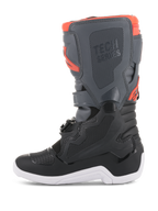 Stivali Alpinestars Youth Tech 7S, stivali da motocross, nero, grigio scuro e rosso fluorescente, vista laterale con pannelli protettivi in TPU, marchio Tech Series e suola bianca