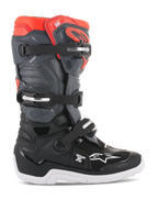Alpinestars Youth Tech 7S Boots, stivali da motocross off-road, nero, grigio scuro e rosso fluorescente, struttura alta con tre fibbie regolabili, punta e tallone rinforzati, suola bianca spessa con motivi antiscivolo, protezione in TPU resistente e tomaia sintetica