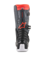 Stivali Alpinestars Youth Tech 7S, stivali da motocross, nero, grigio scuro e rosso fluorescente, vista posteriore con pannelli di protezione in TPU, logo Alpinestars rosso fluorescente e accenti della suola bianchi, calzatura protettiva durevole per fuoristrada.