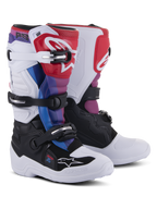 Alpinestars Youth Tech 7S Boots, stivali da motocross, bianco nero rainbow, caratterizzati da una base bianca e nera con accenti rossi, blu e viola, sistema di chiusura multi-fibbia e piastra parastinchi protettiva per gare fuoristrada