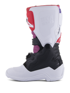 Stivali Alpinestars Youth Tech 7S, stivali da motocross, colore Bianco Nero Rainbow, vista laterale mediale con placca tibiale bianca e logo Tech Series a rilievo, sezione inferiore nera e vivaci accenti rosa e rossi, equipaggiamento protettivo resistente per la guida fuoristrada dei ragazzi