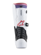 Stivali Alpinestars Youth Tech 7S, stivali da motocross, bianco, nero e arcobaleno, vista posteriore con protezione per tallone e polpaccio, zona flessibile a fisarmonica nera, logo a stella rosso e fascia superiore sfumata rosa e viola